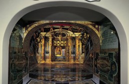 Tomb of Peter: a close rapport between Altar and Basilica